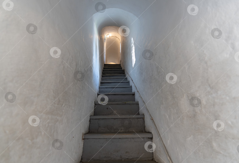 Скачать Узкая лестница на колокольню Спасо-Преображенского монастыря в Ярославле фотосток Ozero