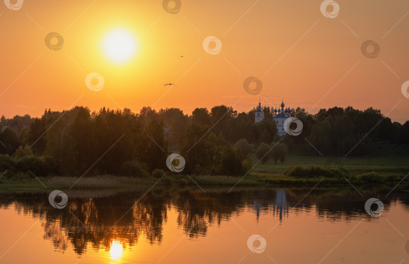 Скачать Старинная церковь на берегу Волги на закате фотосток Ozero