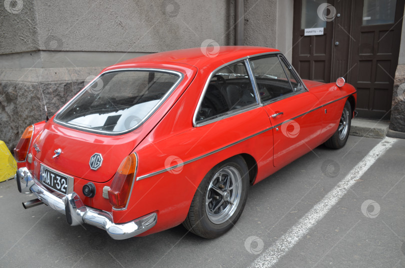 Скачать Двухдверный спортивный ретро автомобиль MG MGB красного цвета фотосток Ozero