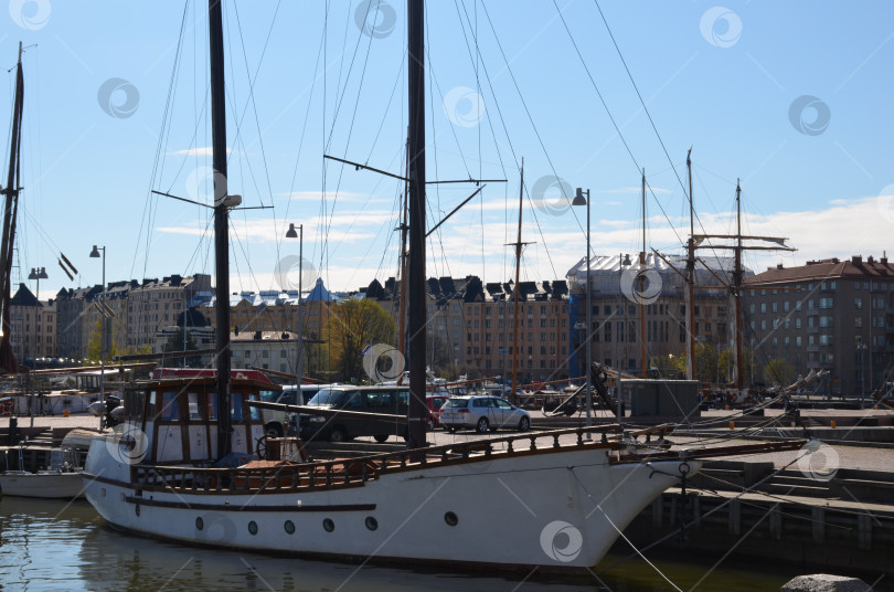 Скачать Вид на набережную Хельсинки: историческая застройка, пришвартованные кораблики, лодки и яхты фотосток Ozero
