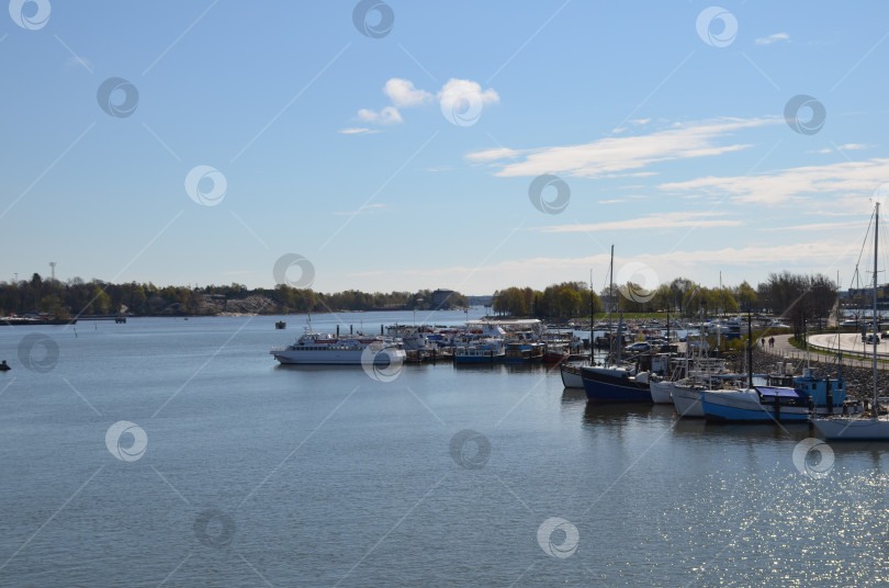 Скачать Причал лодок, корабликов, яхт в городских кварталах Хельсинки фотосток Ozero