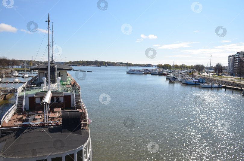 Скачать Причал лодок, корабликов, яхт в городских кварталах Хельсинки фотосток Ozero