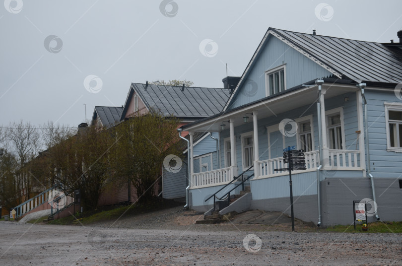 Скачать Остров Соуменлинна в Хельсинки, улица деревянных домиков фотосток Ozero