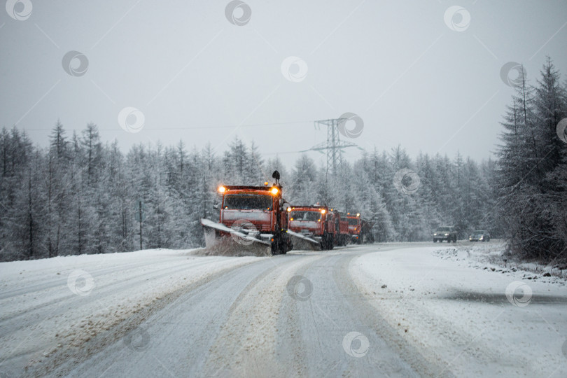 Скачать Транспортные средства зимнего обслуживания, убирающие дороги снегоочистителями фотосток Ozero