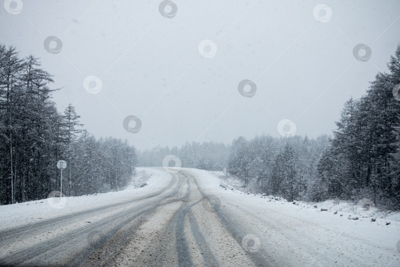 Скачать Фотография зимней дороги во время снегопада в Магадане, Россия фотосток Ozero