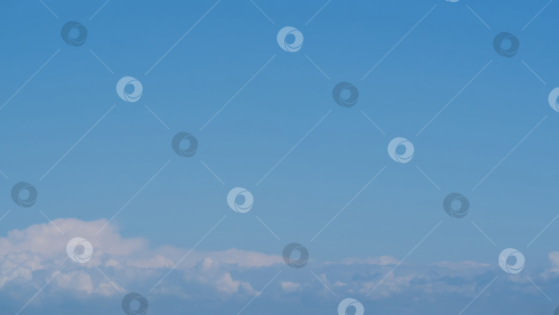 Скачать Мягкий естественный фон светло-голубого неба с легкими пушистыми облаками фотосток Ozero