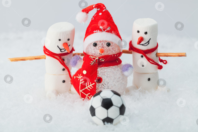 Скачать Веселые Снеговики любят новогодний футбол, Россия фотосток Ozero