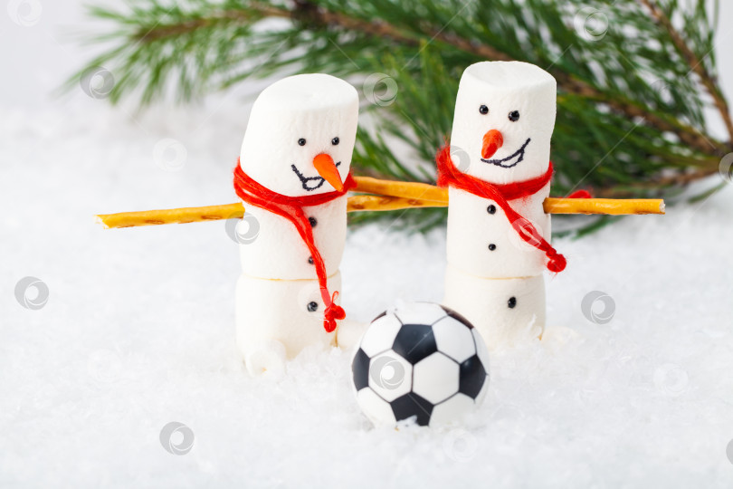 Скачать Забавные снеговики открывают футбольный сезон, Россия фотосток Ozero