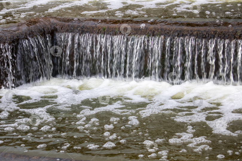 Скачать Поток воды в городском водопаде фотосток Ozero