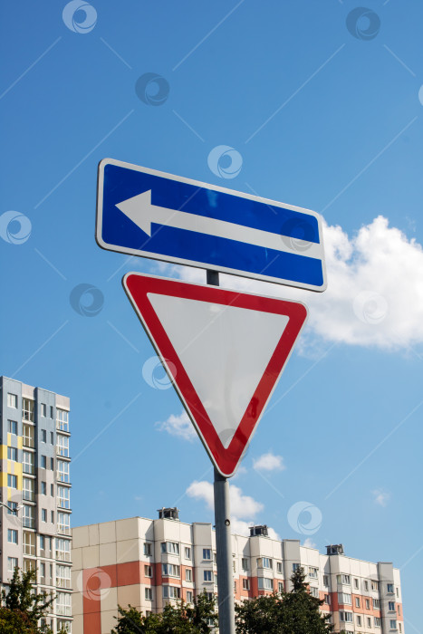 Скачать Второстепенная дорога дорожный знак и стрелки крупным планом фотосток Ozero