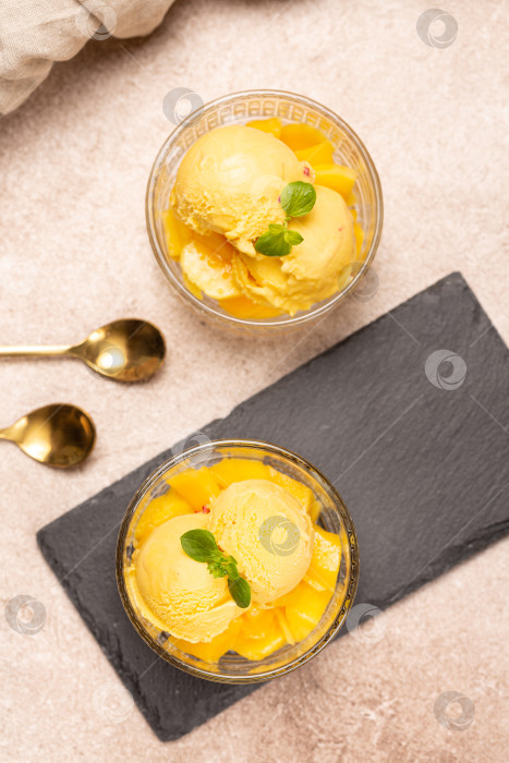 Скачать Натуральное манговое мороженое в стеклянных креманках фотосток Ozero