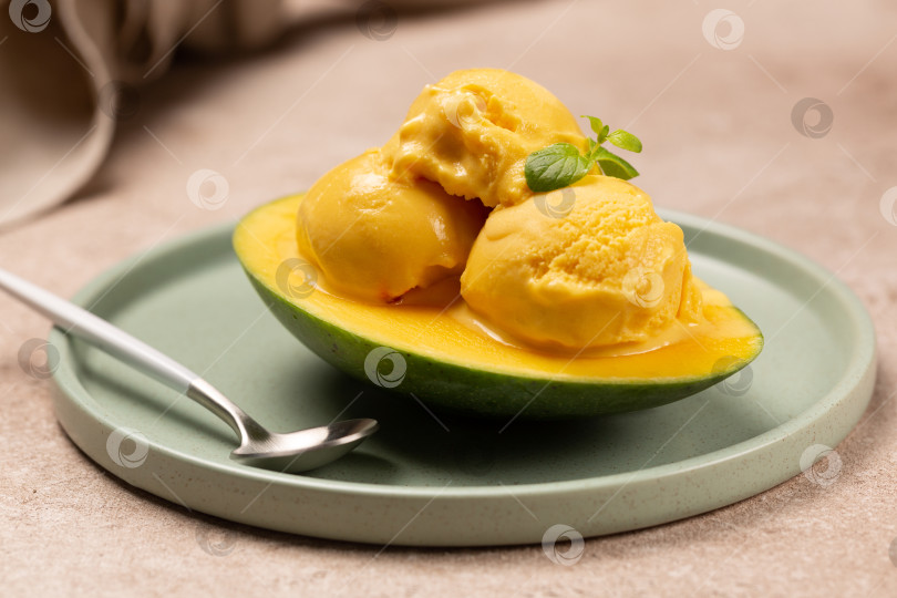 Скачать Шарики натурального мангового мороженого на ломтике спелого манго фотосток Ozero