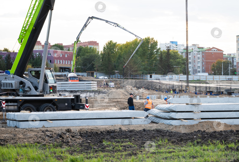 Скачать Строительный кран на фоне голубого неба. фотосток Ozero