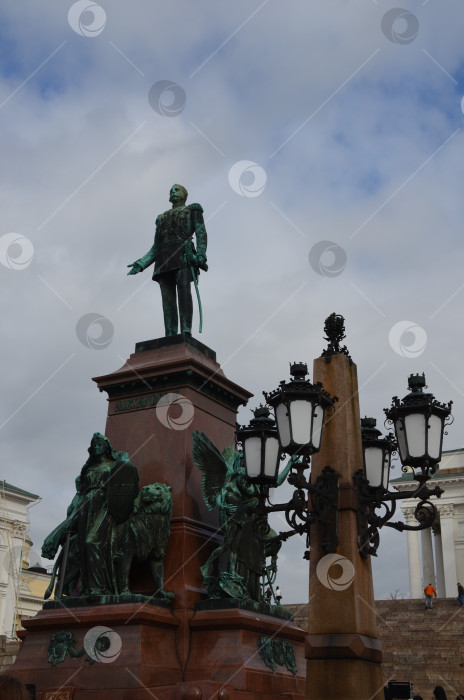 Скачать Памятник русскому императору Александру II рядом с Никольским собором в Хельсинки в память о восстановлении финского парламентаризма фотосток Ozero