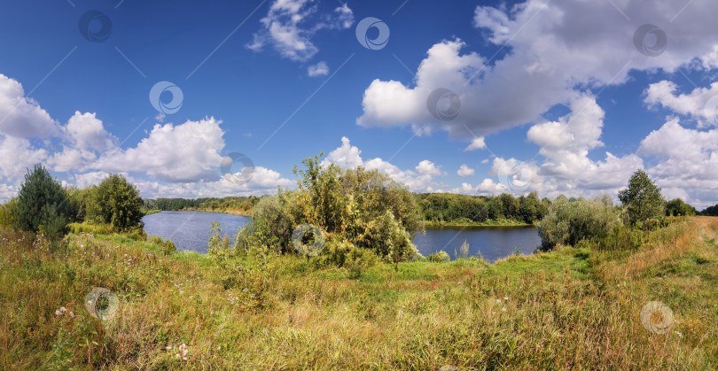 Скачать Летний панорамный пейзаж реки. фотосток Ozero