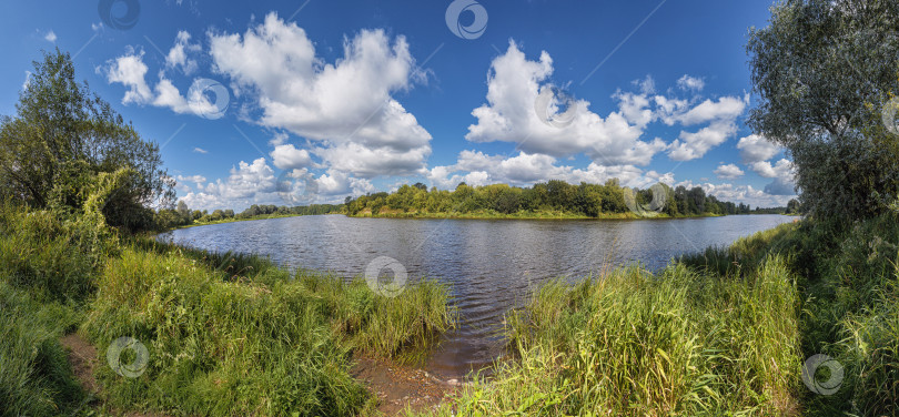 Скачать Панорамный пейзаж с рекой. фотосток Ozero