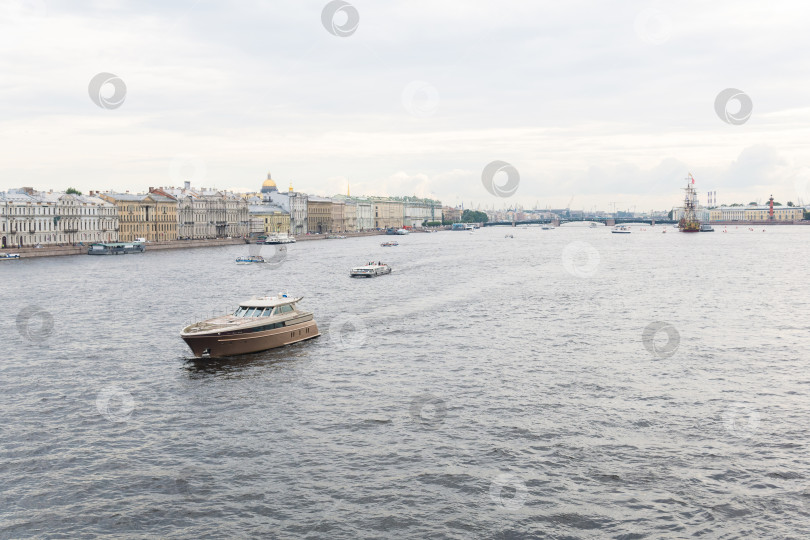 Скачать вид на акваторию Невы в Санкт-Петербурге в пасмурный день фотосток Ozero