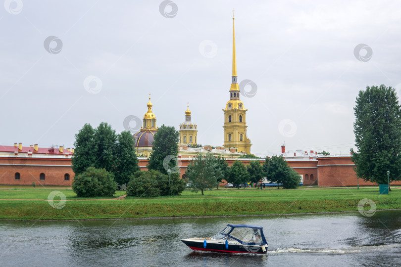 Скачать вид на собор святых Петра и Павла в одноименной крепости, Санкт-Петербург фотосток Ozero