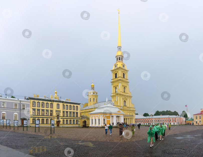Скачать вид на площадь внутри Петропавловской крепости в Санкт-Петербурге фотосток Ozero