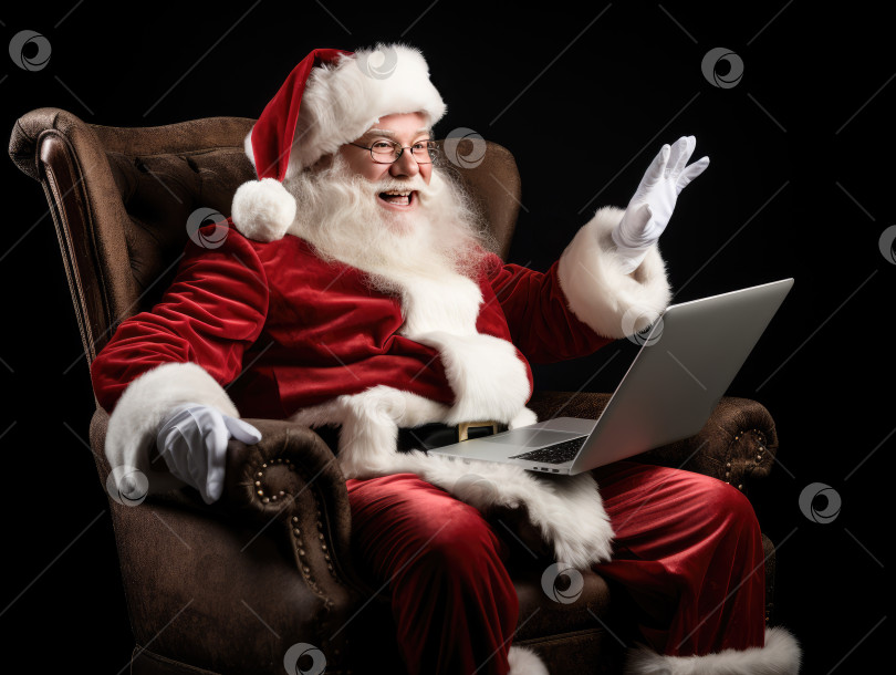 Скачать Поколение искусственного интеллекта. Санта-Клаус пользуется портативным компьютером. Сижу в кресле в канун Рождества. Видеозвонок от Санта-Клауса. фотосток Ozero