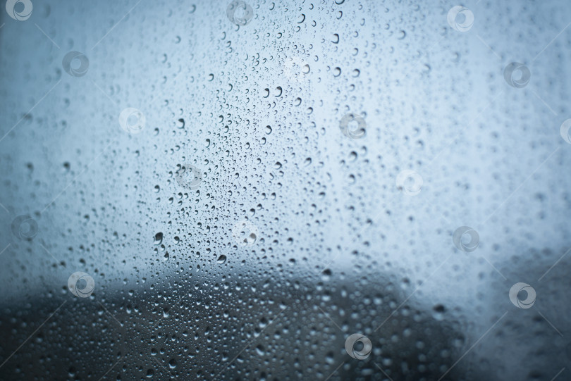 Скачать Капли дождя на окне, дождливая погода, пасмурный день. Выборочный фокус, размытые края. фотосток Ozero