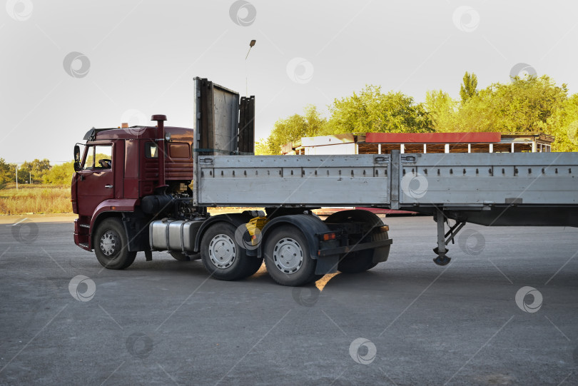 Скачать Пустой грузовик с бортами готов к погрузке фотосток Ozero
