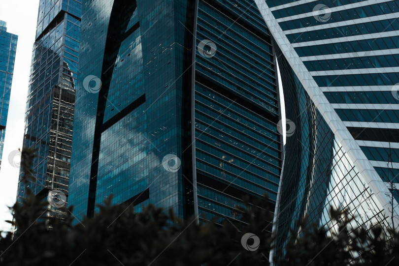 Скачать Внешний вид крупным планом современная архитектура небоскребов, высотных офисных зданий, бизнес-финансового центра фотосток Ozero