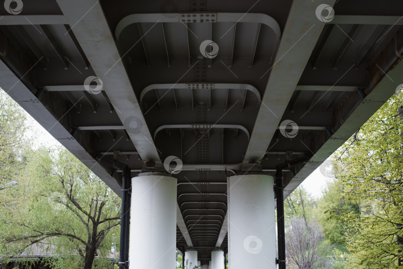 Скачать Строительство современного железного моста на бетонных опорах, вид снизу. Перспектива, избирательный фокус фотосток Ozero