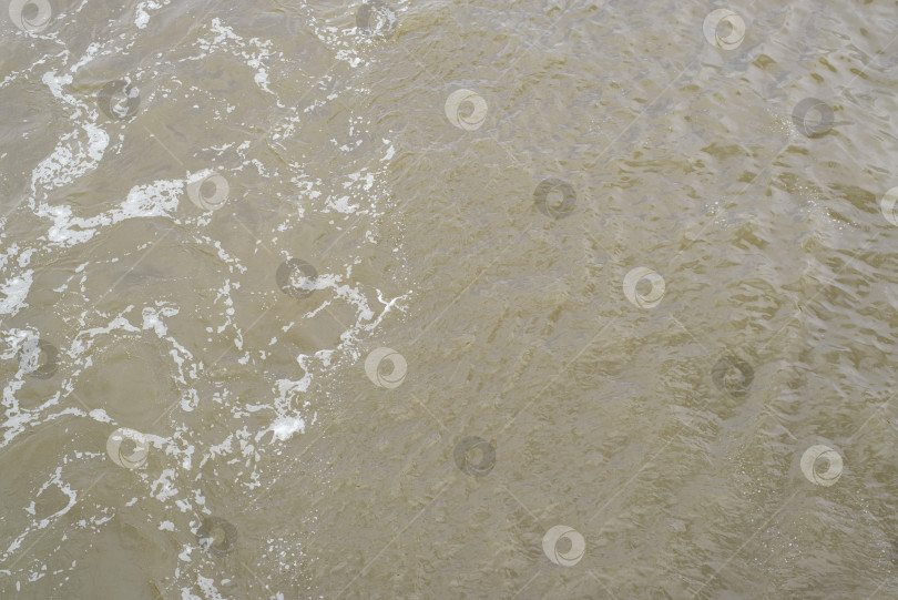 Скачать Грязно-коричневая вода реки или моря с пеной, брызги сточных вод, вид сверху фотосток Ozero