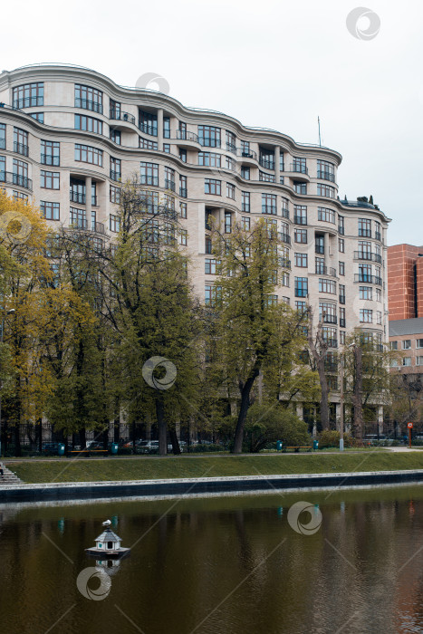 Скачать Внешний вид здания, респектабельная квартира на берегу озера в парке. фотосток Ozero