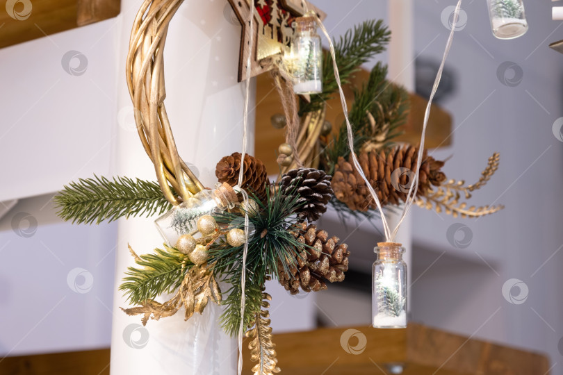 Скачать Рождественский венок с декором из гирлянд, Рождественская елка в банке-колбе со снегом фотосток Ozero