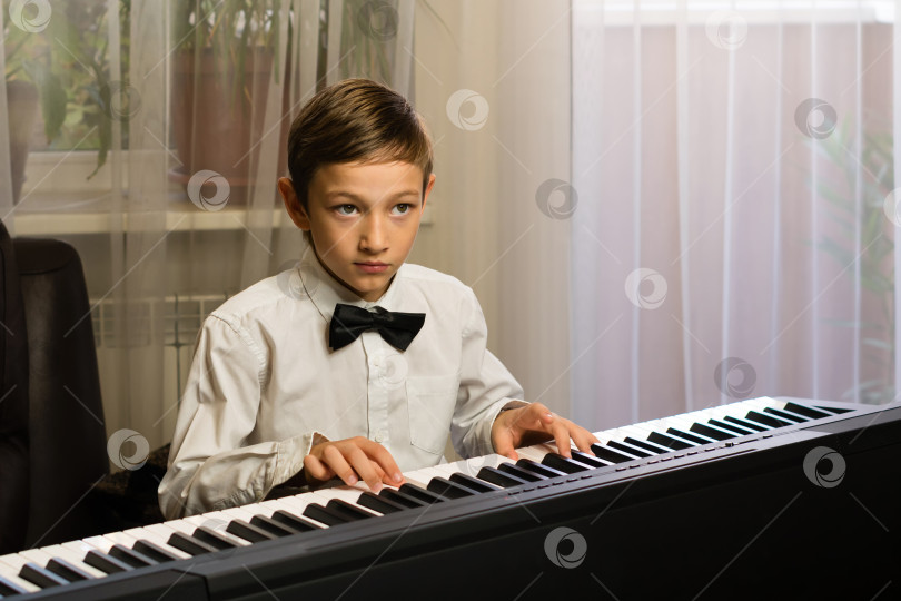 Скачать Сосредоточенный ребенок на фортепианном концерте фотосток Ozero
