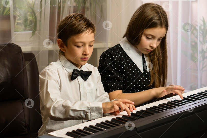 Скачать Домашние занятия братьев и сестер по игре на фортепиано фотосток Ozero