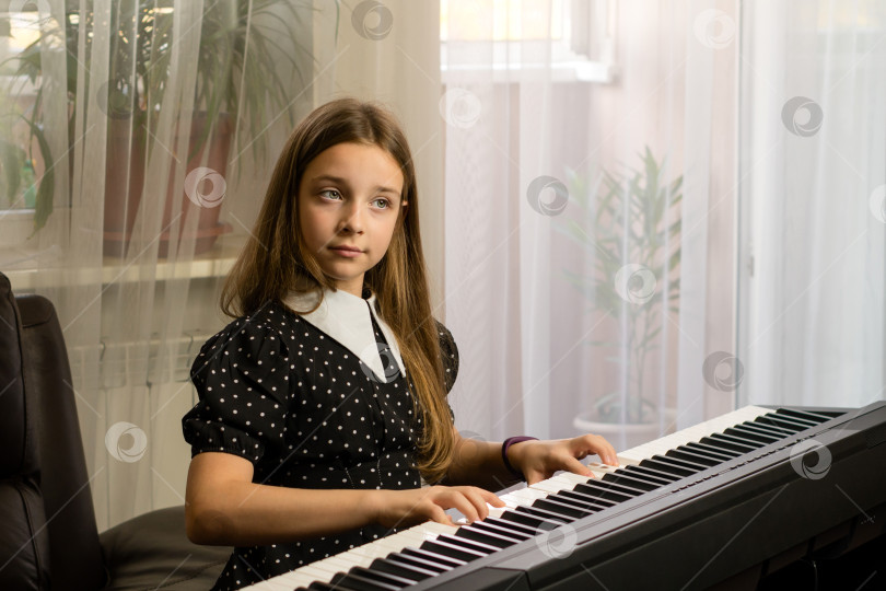Скачать Домашний концерт юной пианистки фотосток Ozero