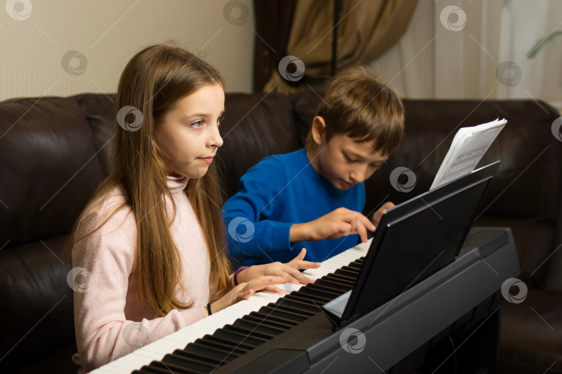 Скачать Братья и сестры делятся уроками игры на фортепиано фотосток Ozero