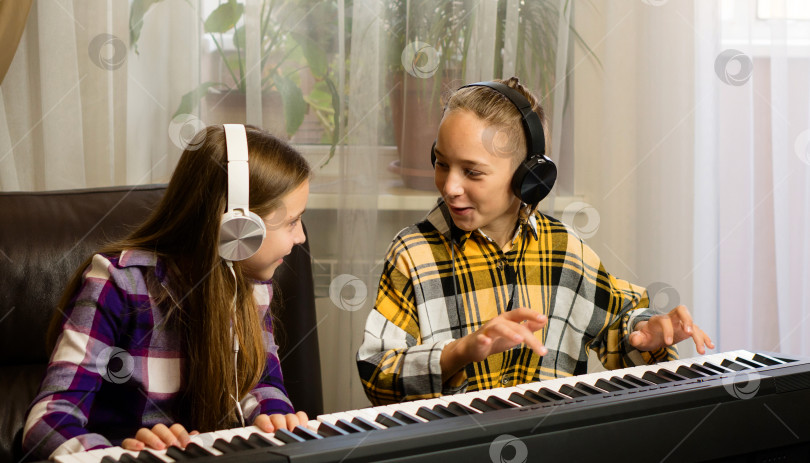 Скачать Домашний урок игры на фортепиано для молодежи фотосток Ozero