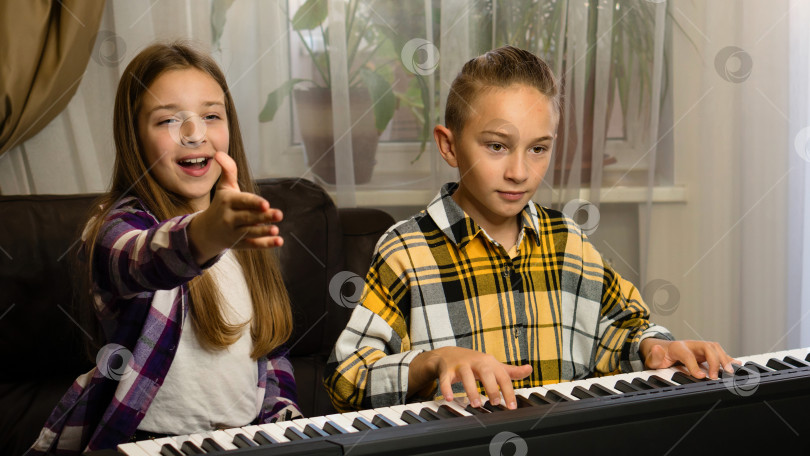 Скачать Время, проведенное братьями и сестрами дома за игрой на фортепиано фотосток Ozero