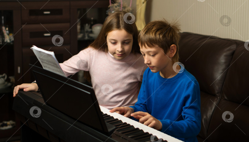 Скачать Время занятий братьев и сестер на фортепиано фотосток Ozero