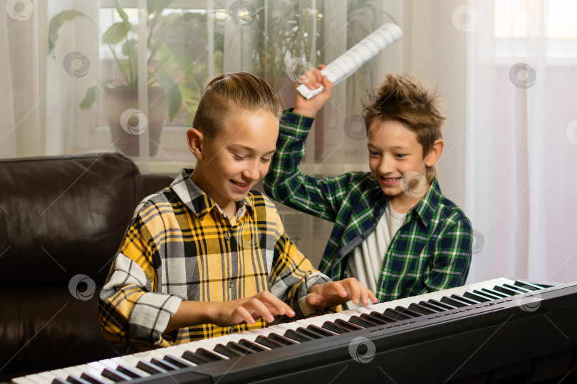 Скачать Веселое время урока игры на фортепиано фотосток Ozero