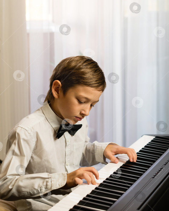 Скачать Фортепианная практика маленького мальчика фотосток Ozero