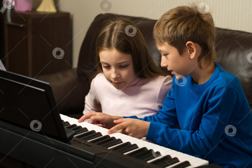 Скачать Гармоничный урок игры на фортепиано для брата и сестры фотосток Ozero