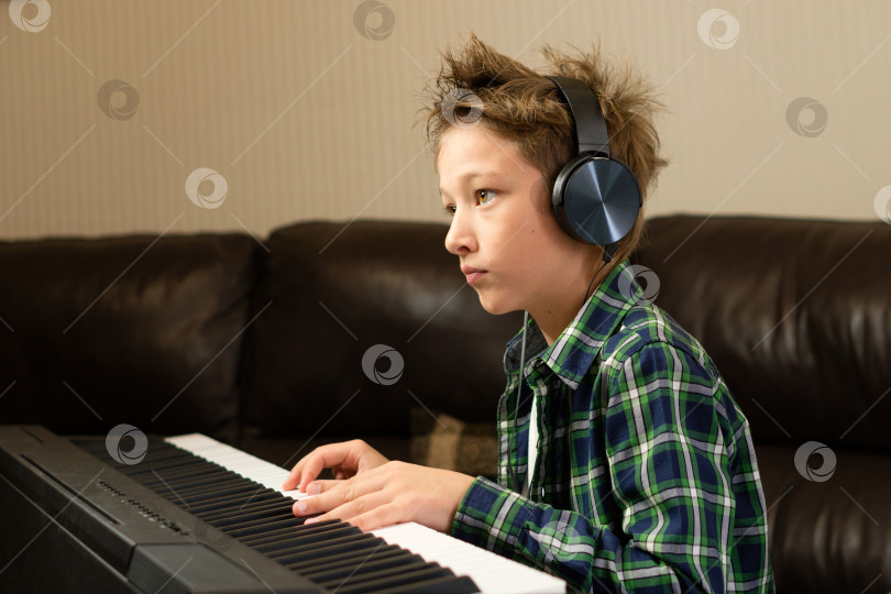 Скачать Сосредоточенный ребенок, играющий на пианино фотосток Ozero