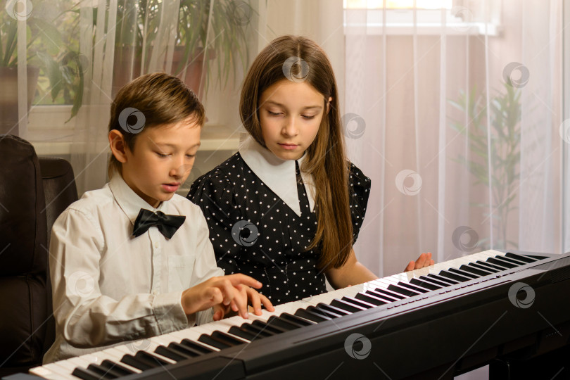 Скачать Элегантный фортепианный дуэт в домашних условиях фотосток Ozero