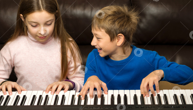 Скачать Веселые братья и сестры упражняются на фортепиано фотосток Ozero