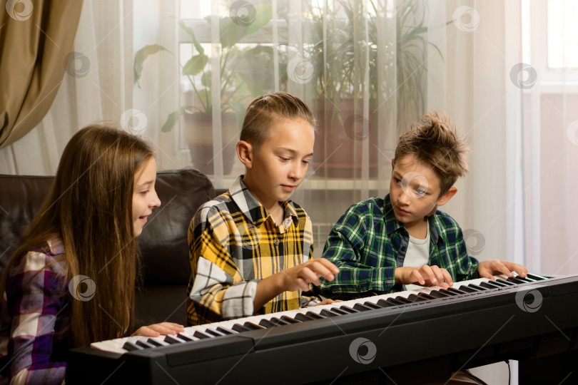 Скачать Веселое время игры на фортепиано для детей фотосток Ozero