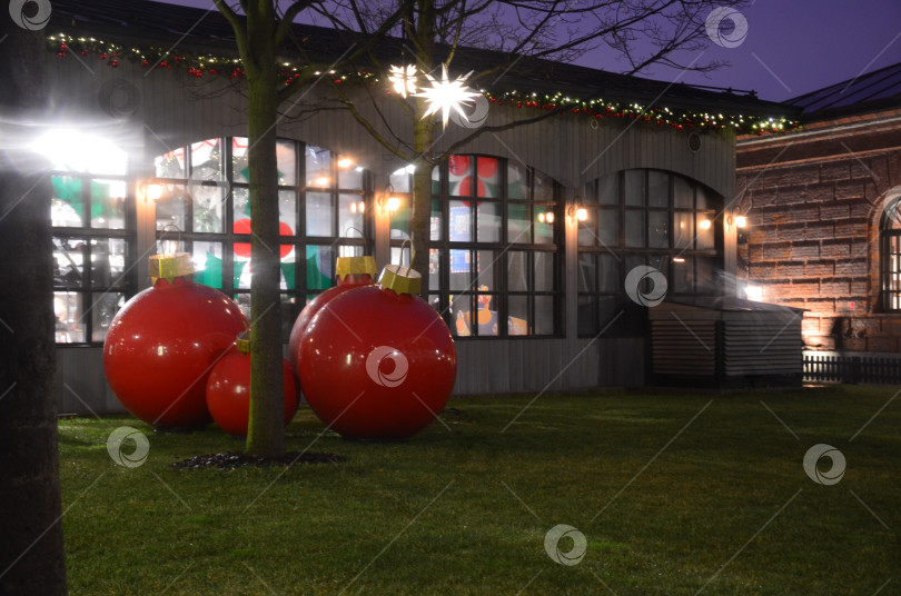 Скачать Рукотворный остров Новая Голландия в Санкт-Петербурге зимним вечером украшенный к новогодним праздникам, огромные красные елочные шары фотосток Ozero