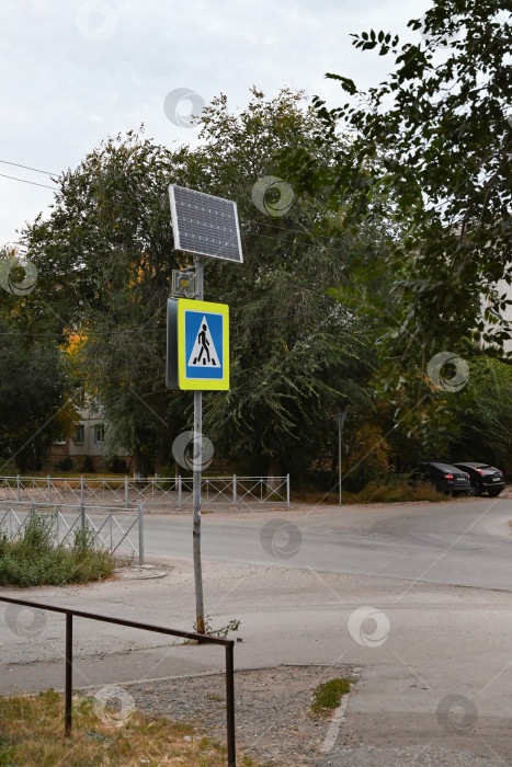 Скачать Знак пешеходного перехода и солнечная батарея крупным планом фотосток Ozero