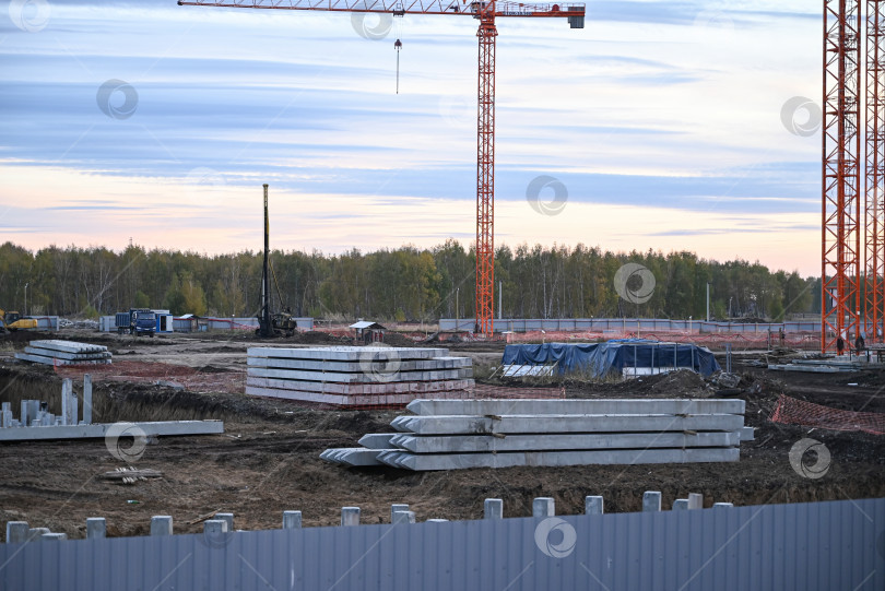 Скачать Панорамное изображение группы строительных кранов на начальной стадии строительства. Естественное освещение фотосток Ozero