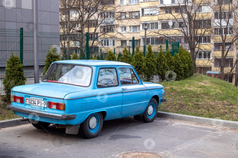 Скачать Беларусь, Минск - 20 октября 2022 года: Ретро-автомобиль синего цвета фотосток Ozero