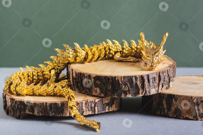 Скачать Металлический дракон на стволах дерева на зеленом фоне для китайского Нового года фотосток Ozero